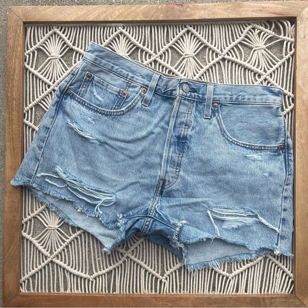 NWT Levi’s Distressed Jean Shorts Size 31